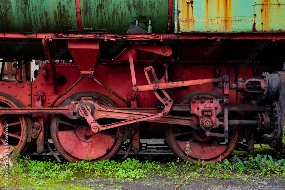 Dampflokomotive alt Rost Räder Gestänge Rost Verfall Eisenbahn Abstellgleis Geschichte Vintage Nostalgie Deutschland Museum ausgemustert Wrack Zug rot grün Korrosion Industrie Rangierlok Lost Place