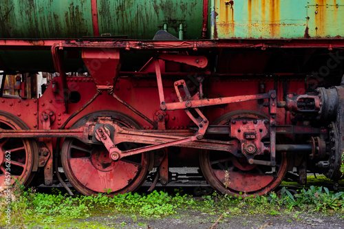 Dampflokomotive alt Rost Räder Gestänge Rost Verfall Eisenbahn Abstellgleis Geschichte Vintage Nostalgie Deutschland Museum ausgemustert Wrack Zug rot grün Korrosion Industrie Rangierlok Lost Place