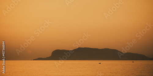 Sonnenaufgang und Silhouetten am Foro Italico in Palermo auf Sizilien in Italien, Europa © andiz275