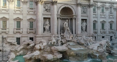 La fontana di Trevi a Roma
Ripresa aerea della fontana, meta turistica da tutto il mondo. photo