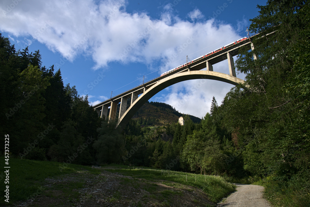 Fototapeta premium Railway bridge in Overvellach near Falkenstein Castle in Mölltal