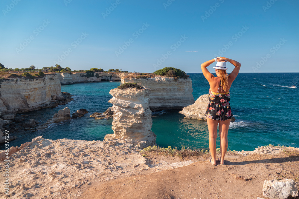 Faraglioni di Sant'Andrea (Lecce - Puglia). Agosto 2021. Scogliere al tramonto con bagnanti e turisti Faraglioni di Sant'Andrea (Lecce - Puglia). Agosto 2021. Scogliere al tramonto con bagnanti e turisti