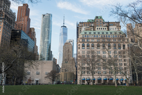 Canvas Print Residential buildings near park in city
