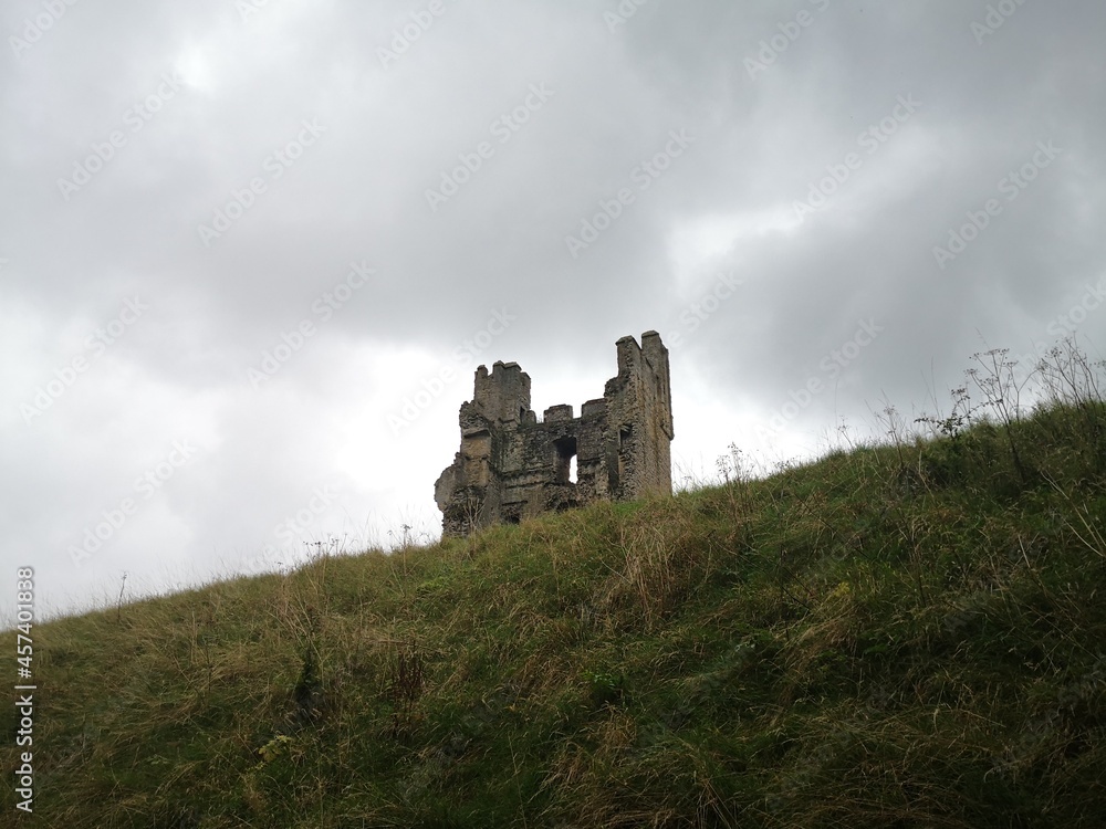 Obraz premium Ruin of Helmsley Castle, Helmsley, North Yorkshire, UK
