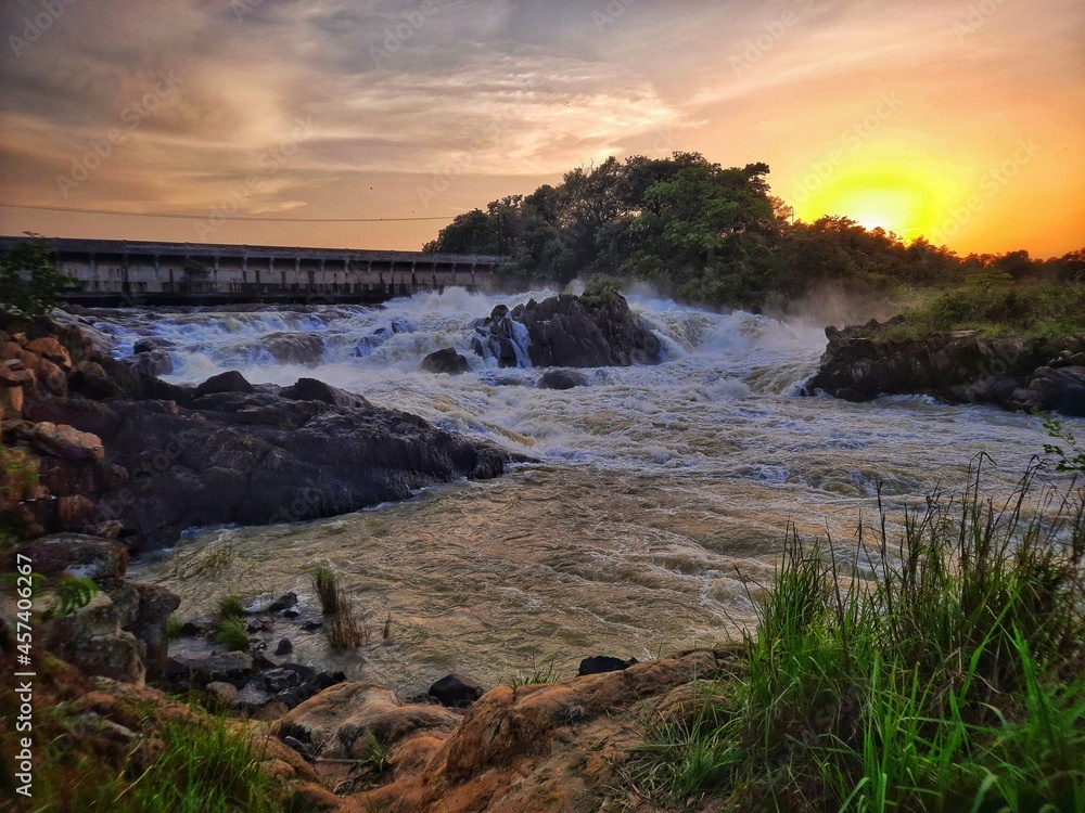 Obraz premium sunset over the river