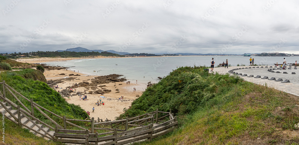 Vistas panorámicas de los acantilados de Loredo en Cantabria, con un mirador, la playa y el mar en un dia nublado en España, verano de 2020 Vistas panorámicas de los acantilados de Loredo en Cantabria, con un mirador, la playa y el mar en un dia nublado en España, verano de 2020
