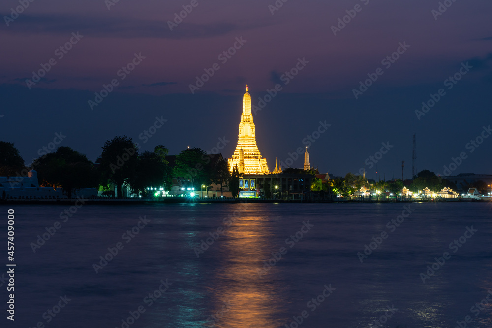 Image of Wat arun in twilight.