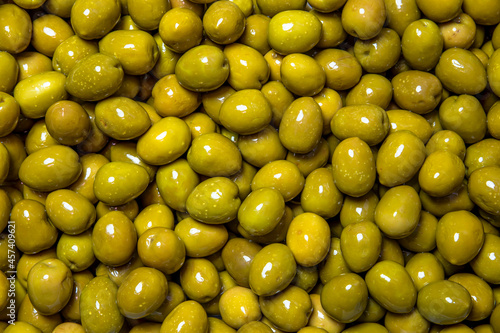 Bilde på lerret Awesome green olives in water
