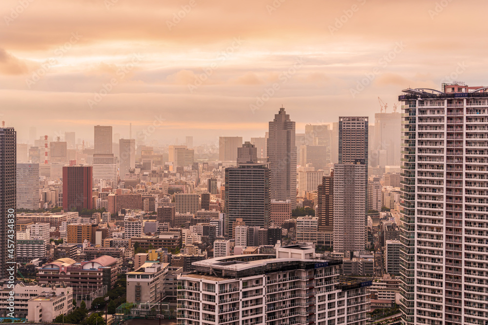 Obraz premium 夕方の豊洲から見える都市風景 Cityscape of Tokyo in the evening.
