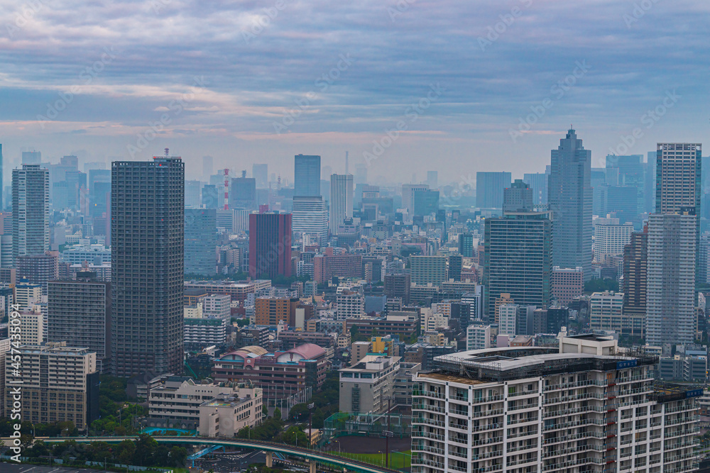 早朝の豊洲から見える都市風景 The sky at daybreak in Tokyo, Japan