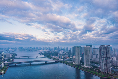 明け方の豊洲から晴海の都市風景 The sky at daybreak in Tokyo, Japan © kurosuke