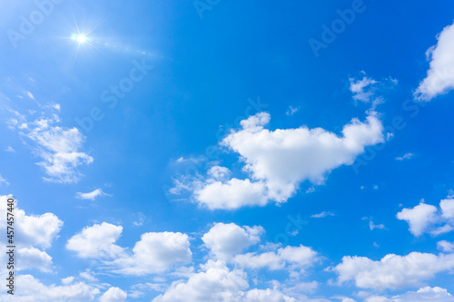青空と雲と太陽の光のある風景素材_f_10
