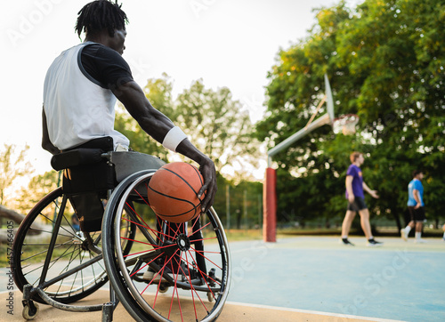 Obraz na płótnie Paraplegic basketball player in wheelchair waiting for playing.