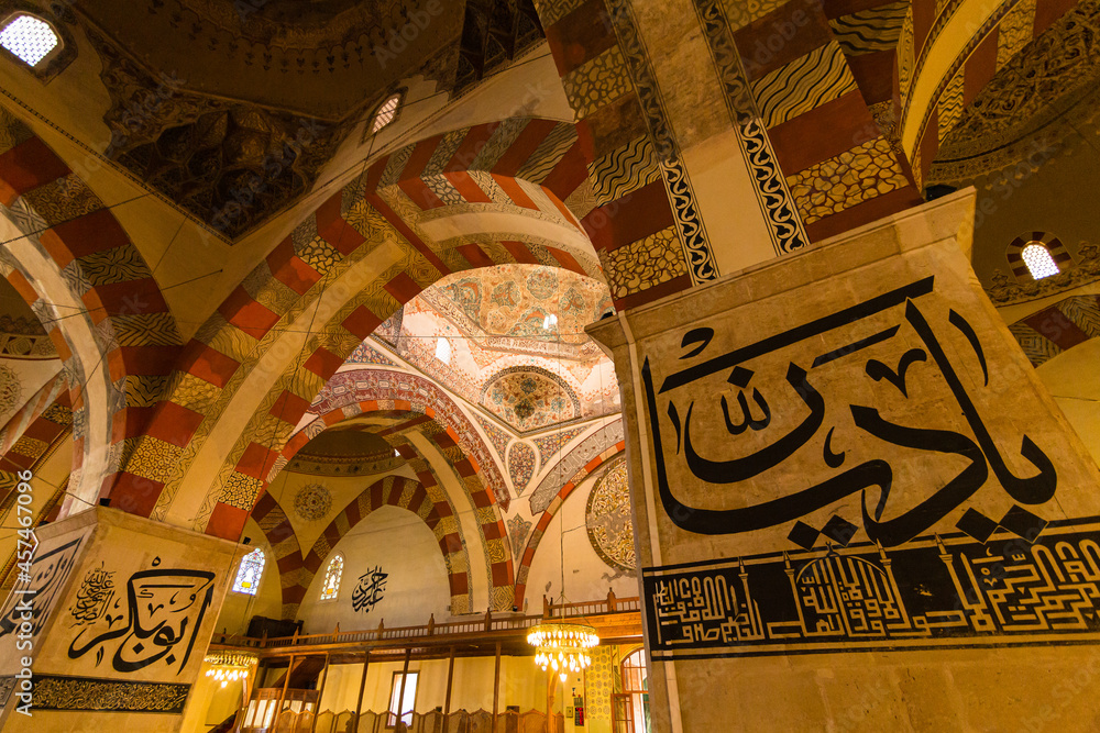 トルコ エディルネの旧市街にあるエスキ・モスクの礼拝堂内の柱に描かれたカリグラフィー StockFoto Adobe Stock