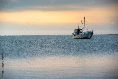 Fototapeta Naklejka Na Ścianę i Meble -  fishing boat on the sea at sunset, sunset by the sea with boat