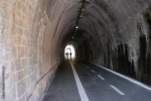 Serie di tunnel pedestri tra Levanto e Bonassola con persone che svaniscono nella luce emozioni e speranza