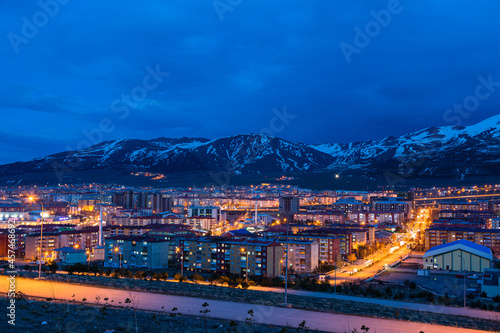 トルコ　エルズルムの丘から見える夜景と雪の積もったパランドケン山 photo