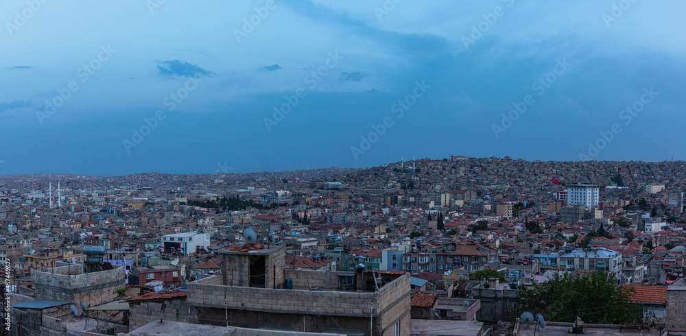 トルコ　ガズィアンテプの旧市街の丘から望む夕暮れ時の街並み