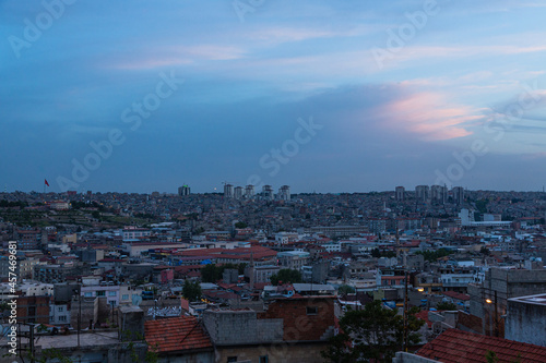 トルコ ガズィアンテプの旧市街の丘から望む夕暮れ時の街並み