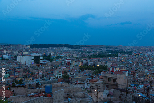 トルコ　ガズィアンテプの旧市街の丘から望む夕暮れ時の街並み © pespiero