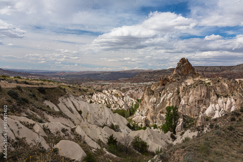 Fototapeta premium トルコ カッパドキアのギョレメ国立公園のレッドバレーの奇岩群と後ろに広がるローズバレー