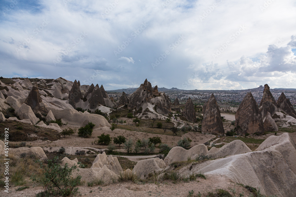 Fototapeta premium トルコ カッパドキアのギョレメ国立公園のレッドバレーの奇岩群と洞窟住居