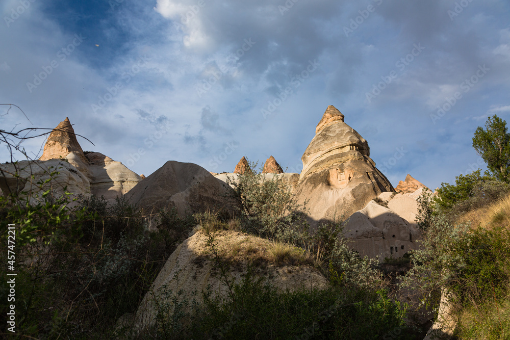 トルコ　カッパドキアのギョレメ国立公園のローズバレーの奇岩群と洞窟住居