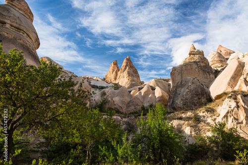 トルコ カッパドキアのギョレメ国立公園のローズバレーの奇岩群と洞窟住居