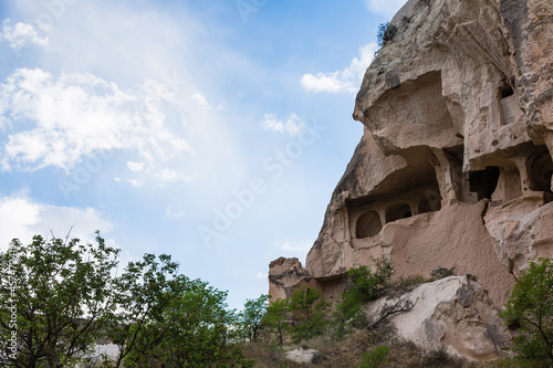 トルコ カッパドキアのギョレメ国立公園のローズバレーの柱の教会と奇岩群