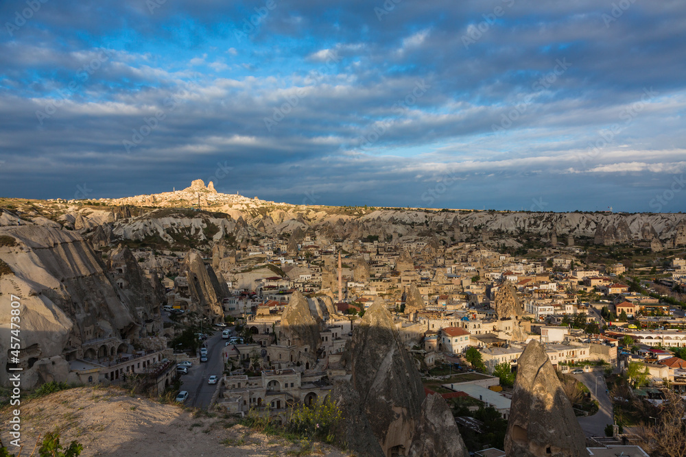 トルコ　カッパドキアのギョレメの街並みと遠くに見えるウチヒサール城