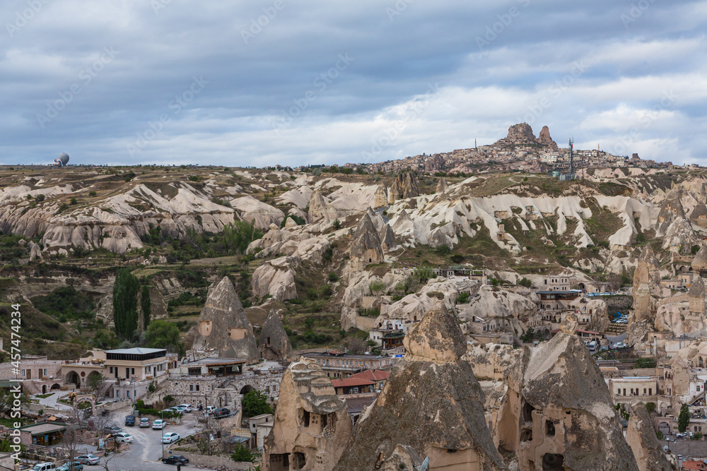 トルコ　カッパドキアのギョレメの街並みと街中にある洞窟住居と遠くに見えるウチヒサール城