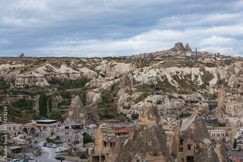 トルコ カッパドキアのギョレメの街並みと街中にある洞窟住居と遠くに見えるウチヒサール城
