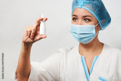 Foto Female doctor with a nose spray or nasal drops