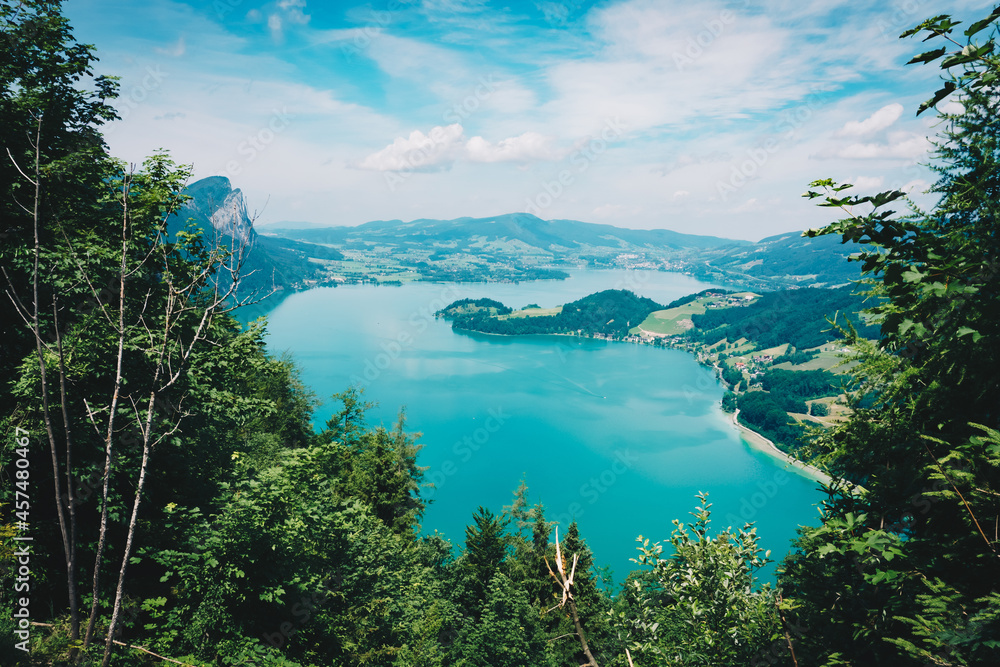 Mondsee im Salzkammergut in Österreich. Traumhaft schöner See in den Österreichischen Alpen während des Sommerurlaubes.