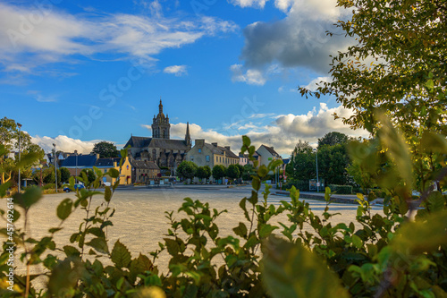 Kleines Dorf in Frankreich mit Kirche. Im Querformat im Sommer. 
