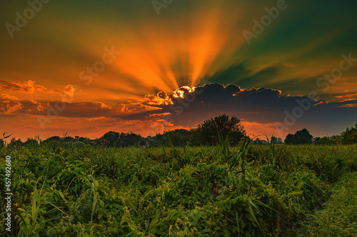 Gewitterwolke bei  Sonnenuntergang im Querformat. 