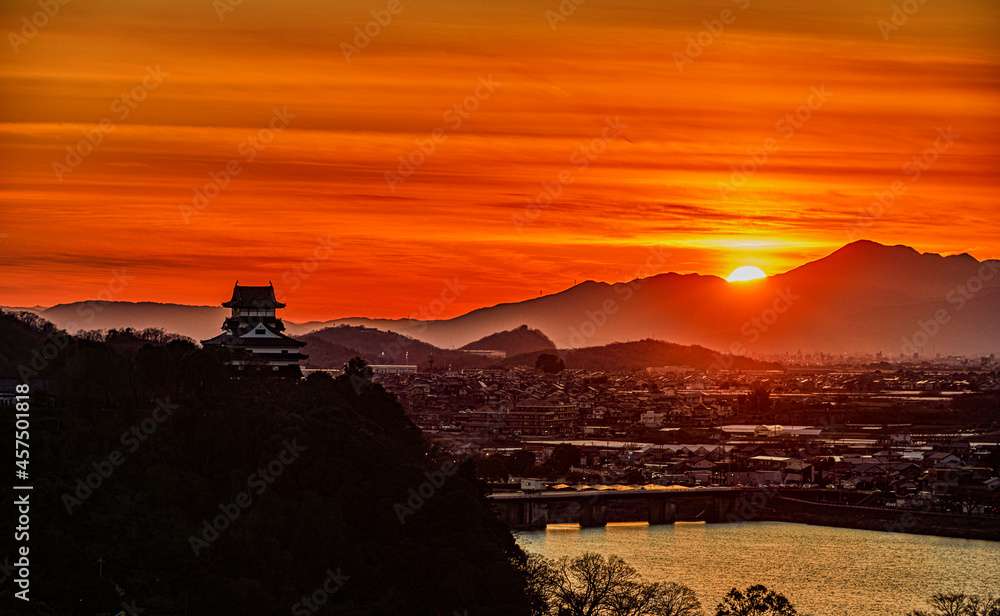 日没前の太陽と国宝犬山城
