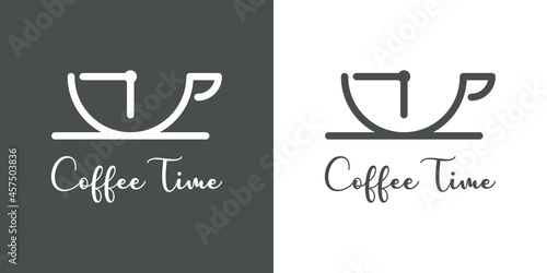 Logotipo con texto manuscrito Coffee Time con silueta de taza de café con esfera de reloj con lineas en fondo gris y fondo blanco