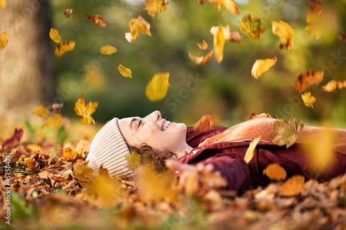 Canvas Print Happy young woman enjoy the autumn season at park
