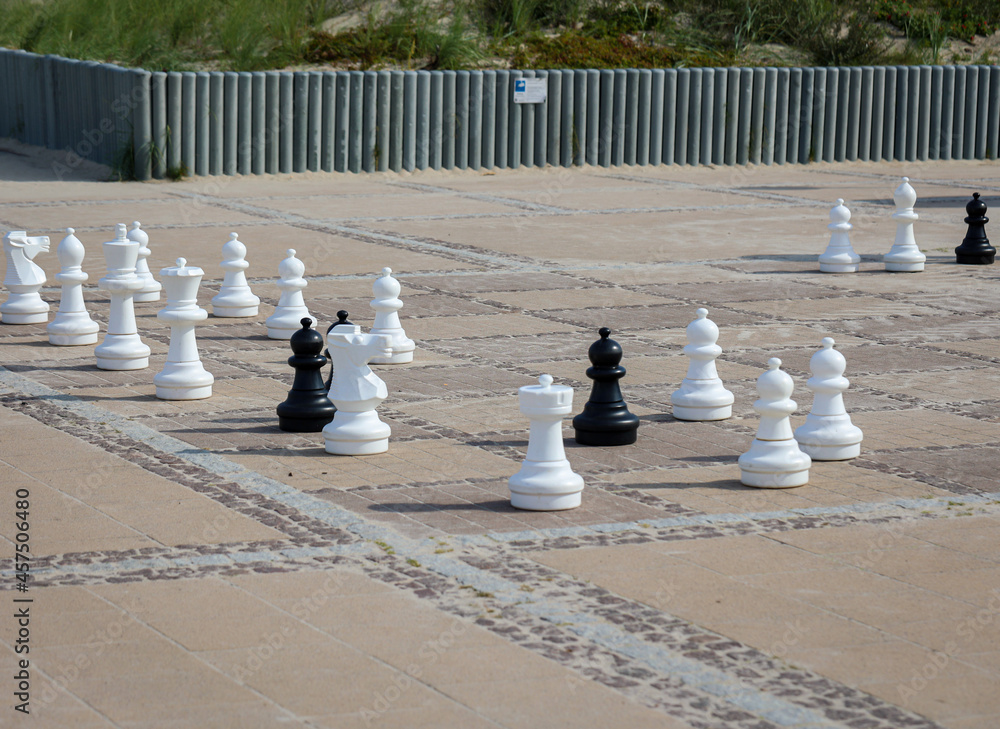 Schachfiguren auf einem Outdoor Schachfeld. Schach das Königspiel.
