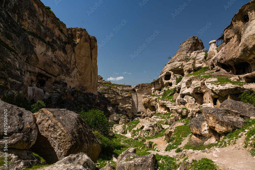 トルコ　水没前のハサンケイフのハサンケイフ城と洞窟住居