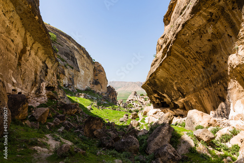 トルコ 水没前のハサンケイフのハサンケイフ城と洞窟住居のある渓谷