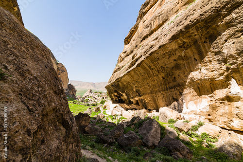 トルコ　水没前のハサンケイフのハサンケイフ城と洞窟住居のある渓谷 © pespiero