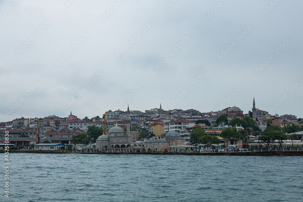 トルコ　イスタンブールのボスポラス海峡を進むフェリーから見えるアジア側のユスキュダルの街並み