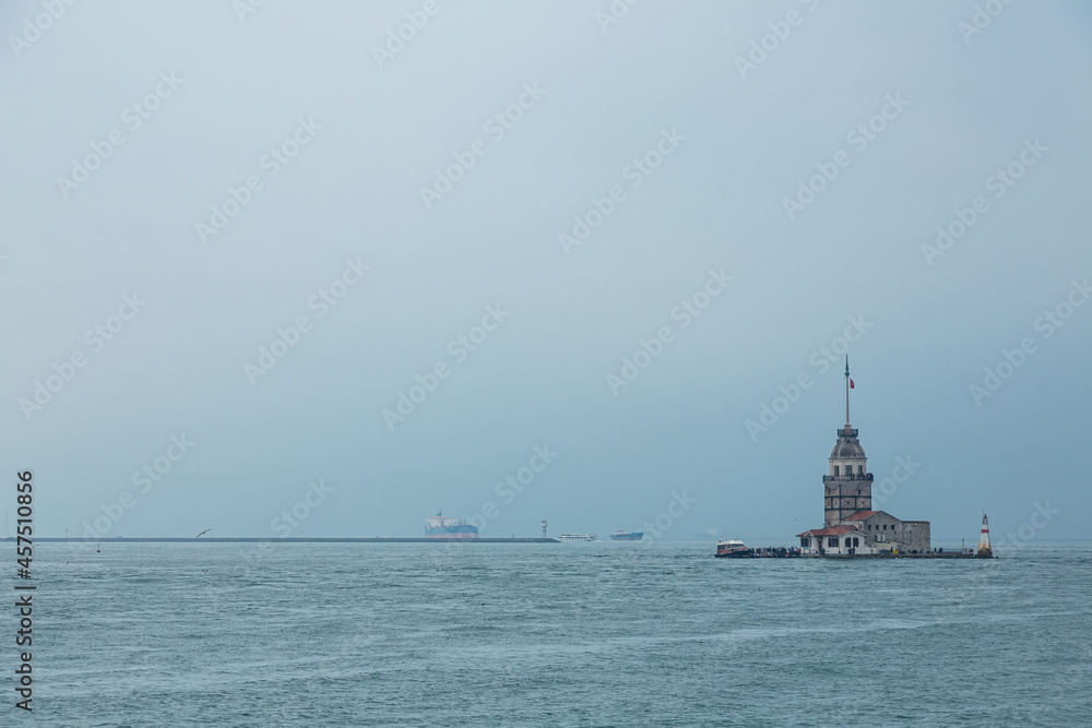 トルコ　イスタンブールのボスポラス海峡に浮かぶ小島に建つ乙女の塔