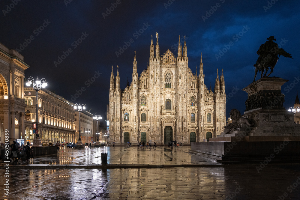 Fototapeta premium pioggia in piazza duomo a Milano