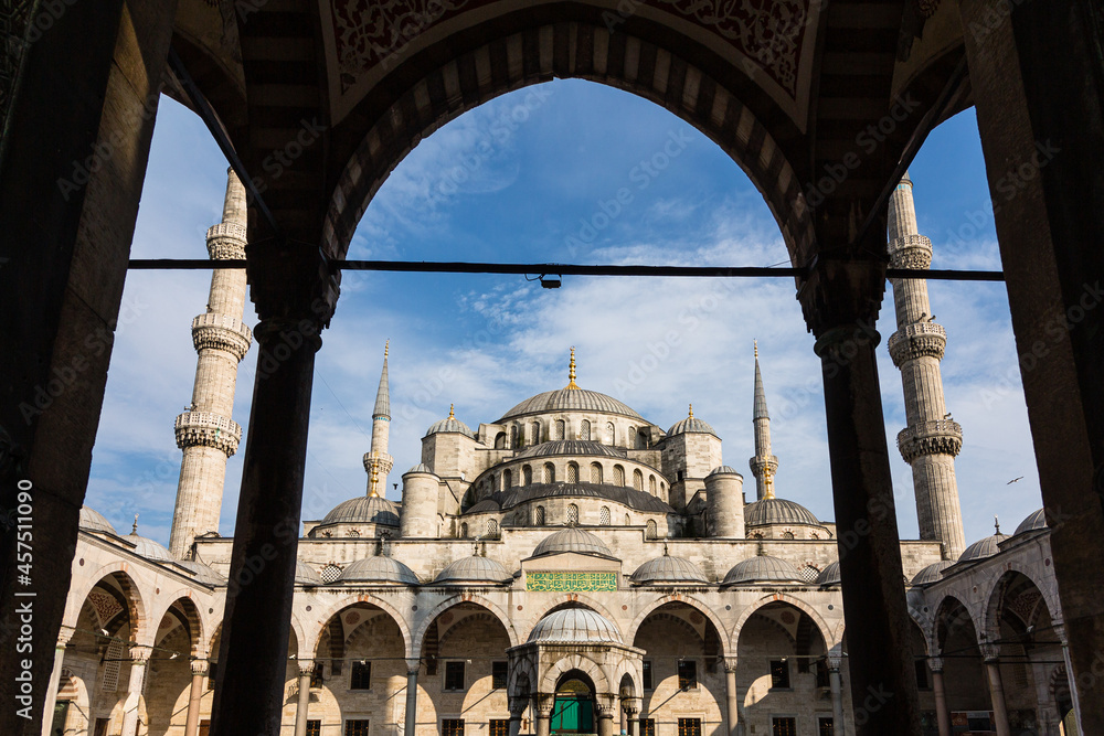 トルコ　イスタンブール歴史地域である旧市街に建つスルタンアフメト・モスク、別名ブルーモスクの中庭からの外観