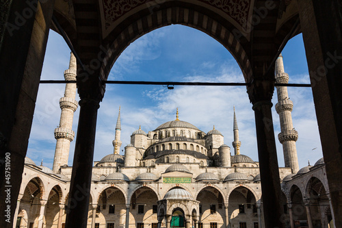 トルコ　イスタンブール歴史地域である旧市街に建つスルタンアフメト・モスク、別名ブルーモスクの中庭からの外観 © pespiero