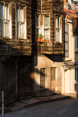トルコ イスタンブールの旧市街のブルーモスク裏の街並み