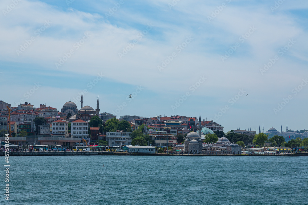 トルコ　イスタンブールのボスポラス海峡を進むフェリーから見えるアジア側のユスキュダルの街並み